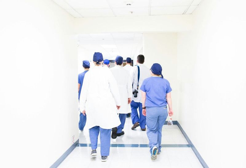 فريق طبي يعبر ممر مستشفى — شراكة عمل يومية